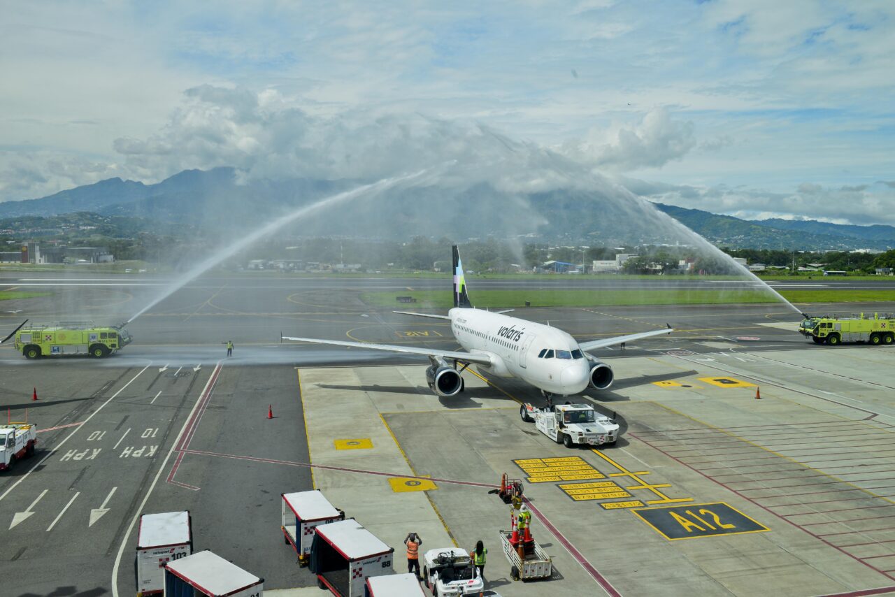 Volaris inició vuelos directos desde el Juan Santamaría hacia Bogotá